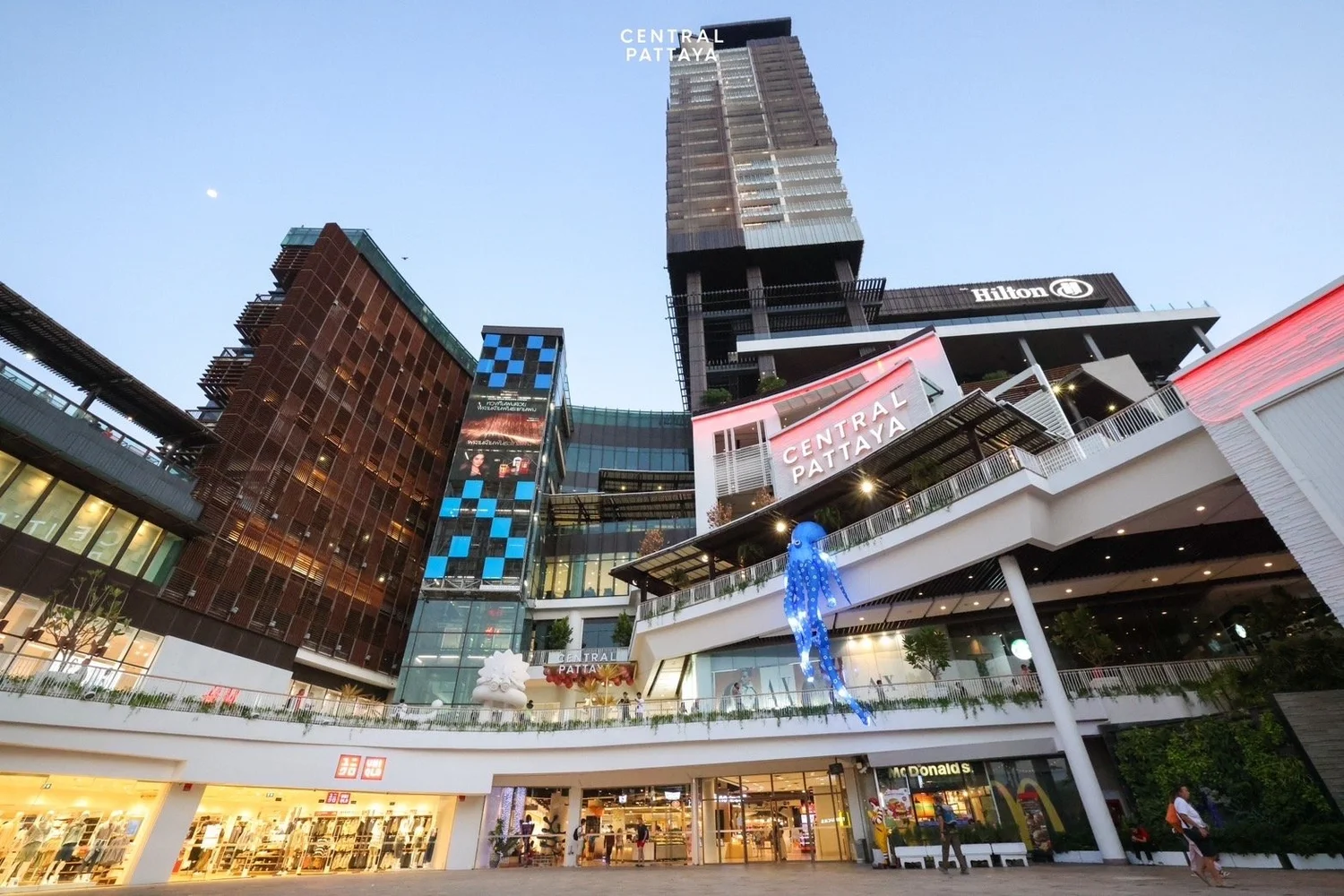 Central Pattaya 中庭与商场招牌
